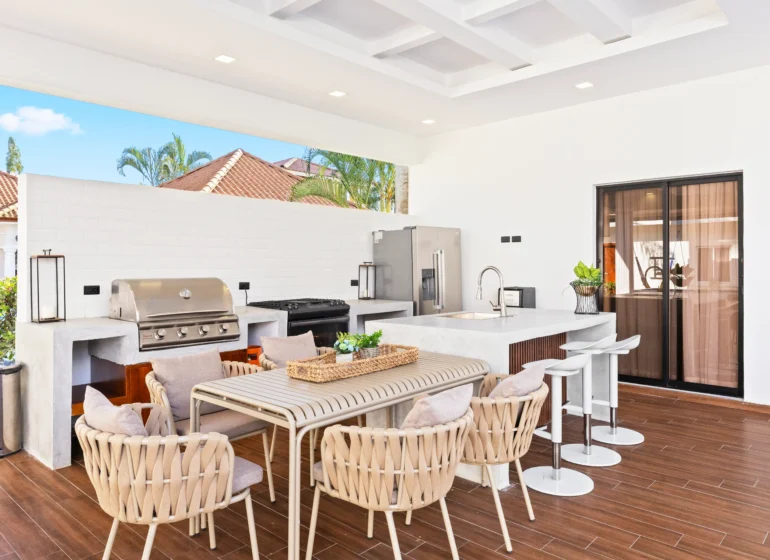 Outdoor Kitchen Features